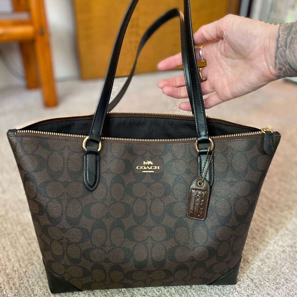 Coach Outline Signature Tote w/ zipper
